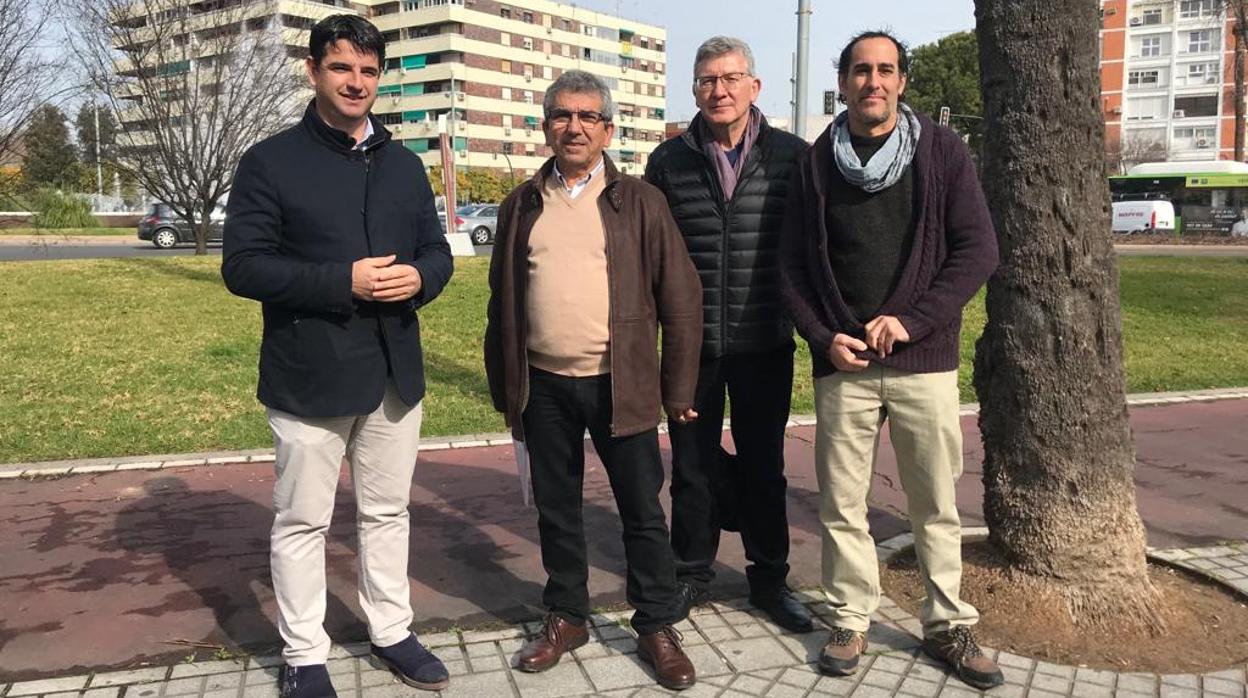 El edil y el gerente de Urbanismo (primero y tercero de izquierda a derecha), hoy en la Plaza de Andalucía