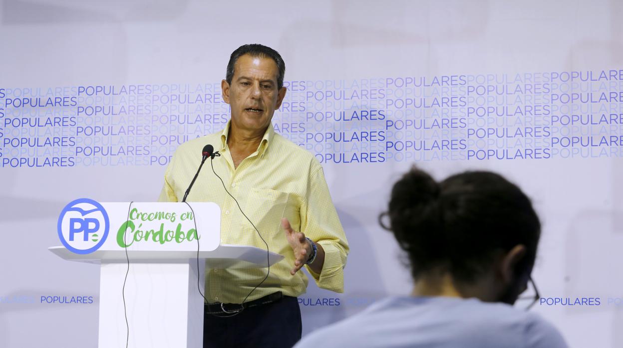 Rafael Merino en una comparecencia en la sede del PP de Córdoba
