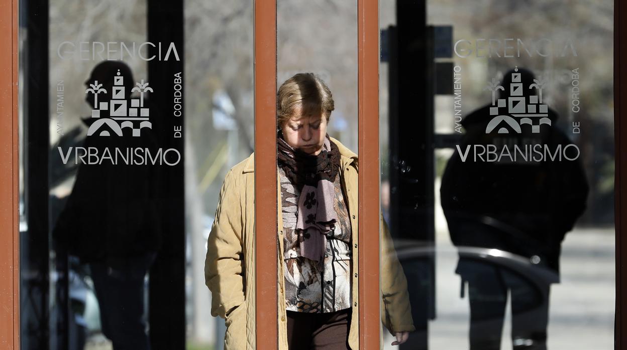 Una mujer abandona las instalaciones de la Gerencia de Urbanismo de Córdoba