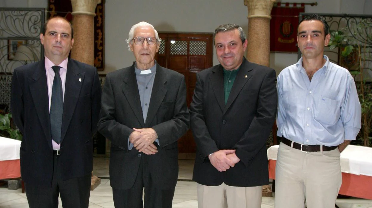 Rafael García-Escribano, a la derecha, en el homenaje de la Expiración y las Angustias al padre Segundo Gutiérrez