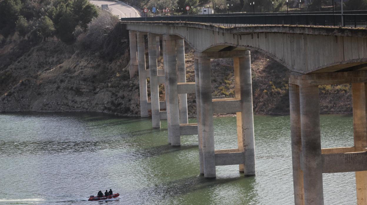 Buzos de la Guardia Civil, ayer en el pantano de Inájar