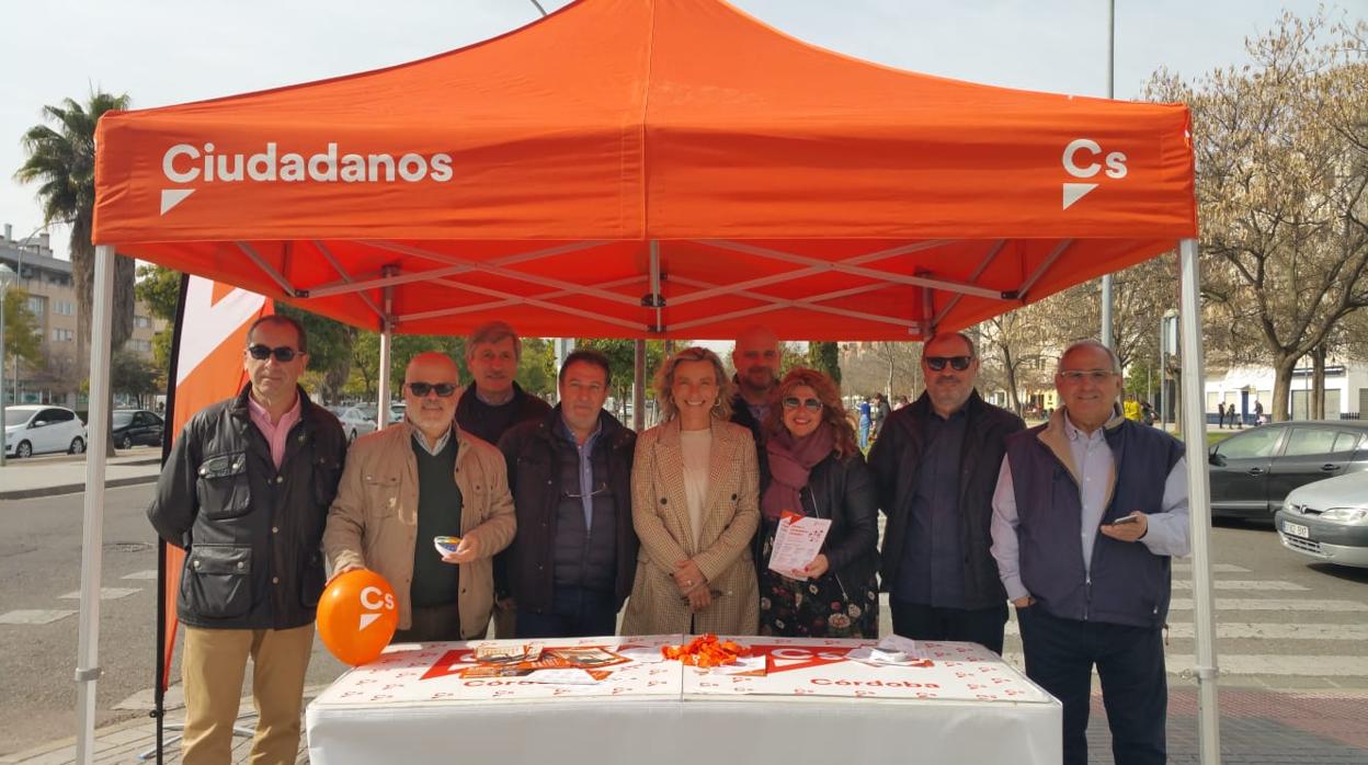 Responsables políticos y simpatizantes de Ciudadanos, en la carpa montada en Arroyo del Moro