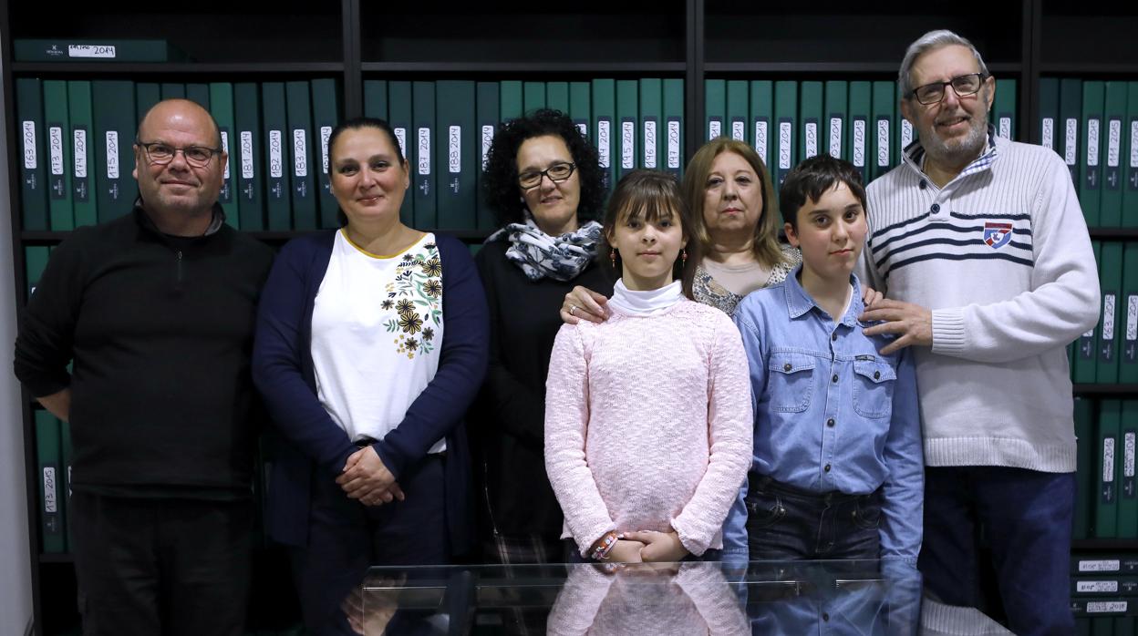 Familias adoptivas de la asociación Mírame, junto a su presidenta, Begoña Roa