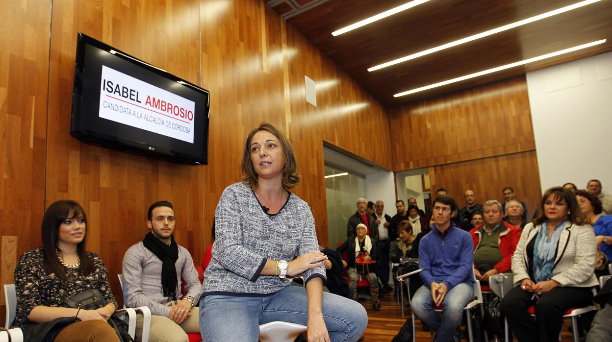 Isabel Ambrosio, en un encuentro con militantes antes de las últimas elecciones municipales