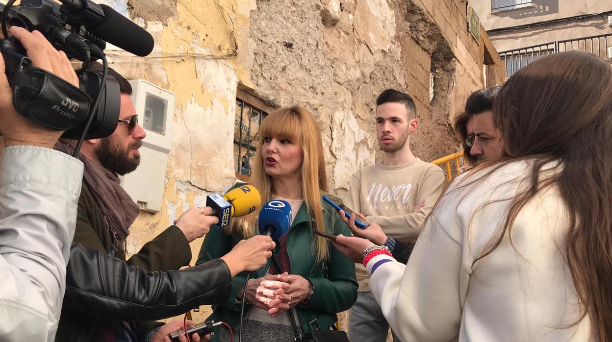 La coordinadora loca del Ciudadanos, María Cantos, atiende a la prensa durante la visita al casco antiguo