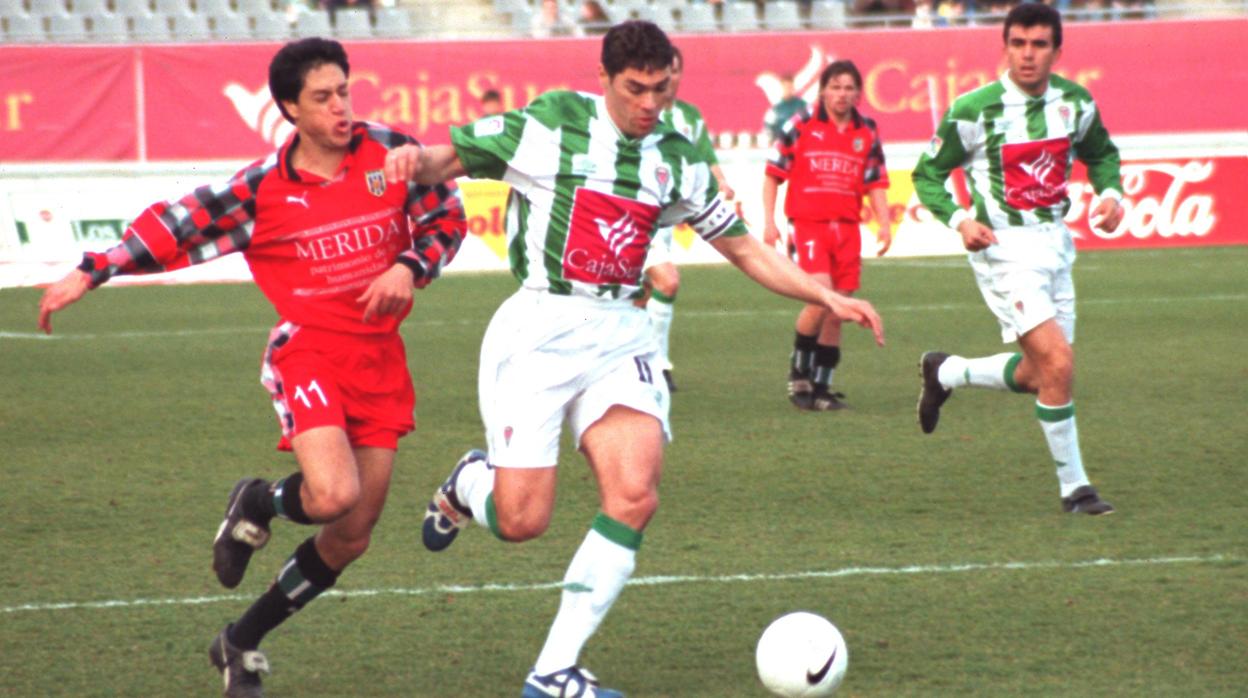 Rafael Navarro, con el brazalete de capitán del Córdoba CF en su etapa de jugador blanquiverde