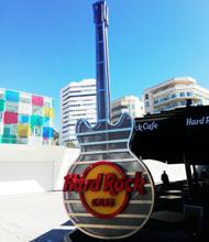 Entrada del Hard Rock Café de Málaga con el museo Pompidou de fondo
