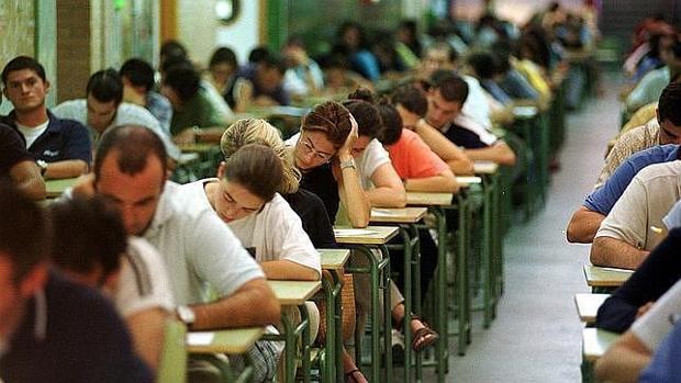 Piden a la directora de Recursos Humanos de la Junta de Andalucía que cambie al equipo técnico