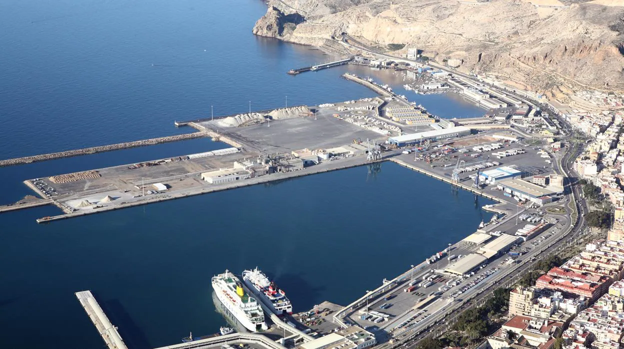 Imagen aérea de las instalaciones portuarias de la capital almeriense