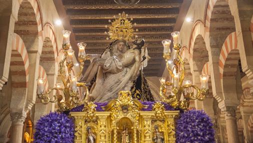 Nuestra Señora de las Angustias, obra de Juan de Mesa, en la Mezquita-Catedral