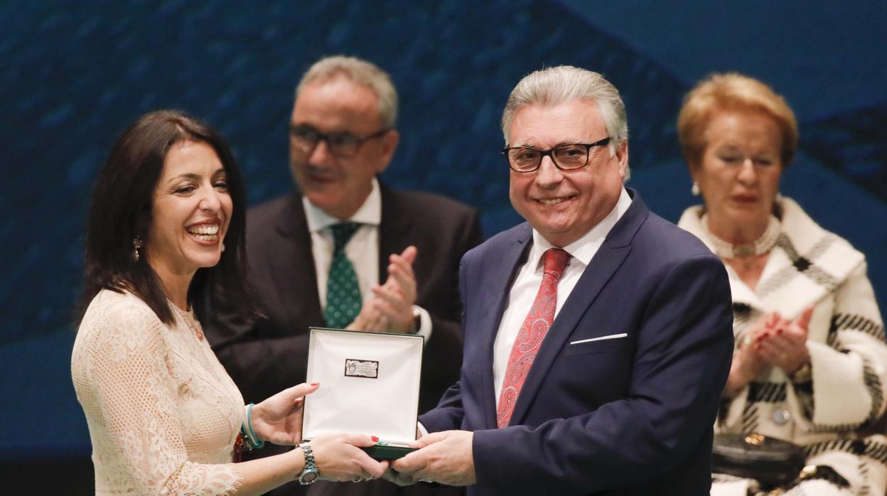 La presidenta del Parlamento andaluz, Marta Bosquet, entrega la medalla a Francisco Ortiz, director del centro