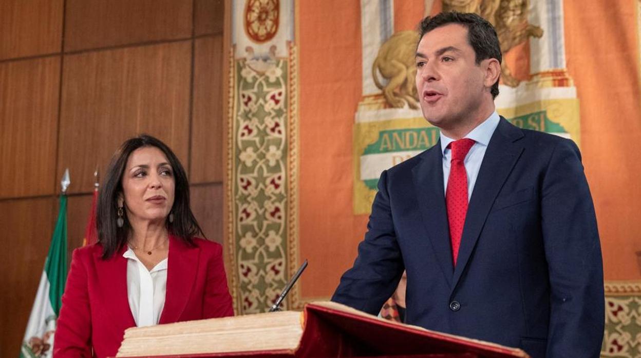 Juanma Moreno jura su cargo como presidente de Andalucía ante la atenta mirada de Marta Bosquet