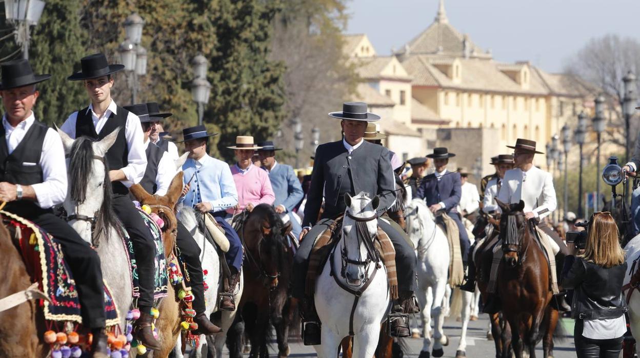 Participantes en la Marcha Hípica por el Día de Andalucía