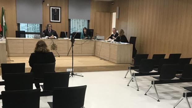 Aplazado el juicio a la profesora acusada de insultar a sus alumnos por la ausencia de siete testigos