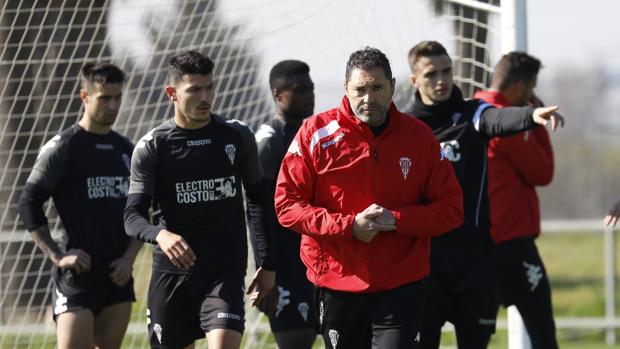 Córdoba CF | Rafael Navarro: «Me gusta jugar con balón, pero hay que ser prácticos»