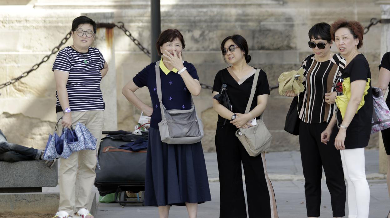 Turistas asiáticas en el centro histórico de Sevilla