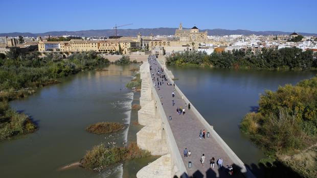 Un bombero de paisano rescata a una mujer que se estaba ahogando en el Guadalquivir en Córdoba