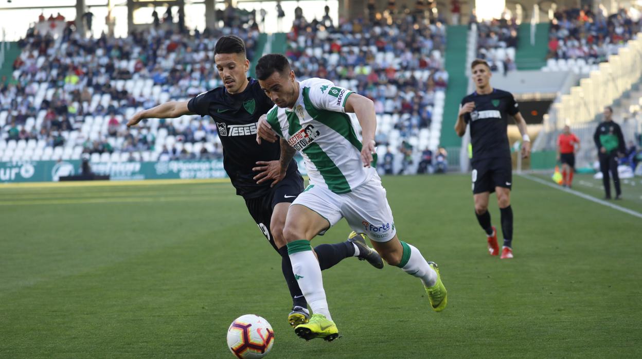 Jaimer Romero porfía en una acción del Córdoba CF-Málaga CF