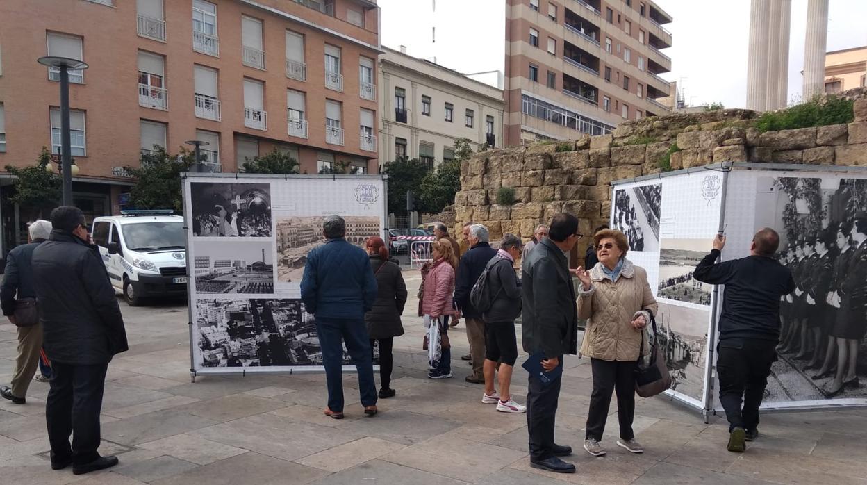 Exposición de fotografías del Archivo Municipal de Córdoba en la calle Capitulares