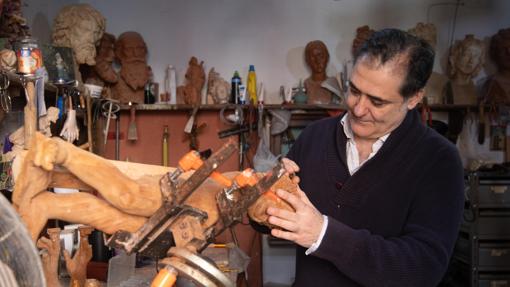 Miguel Ángel González Jurado, en su taller