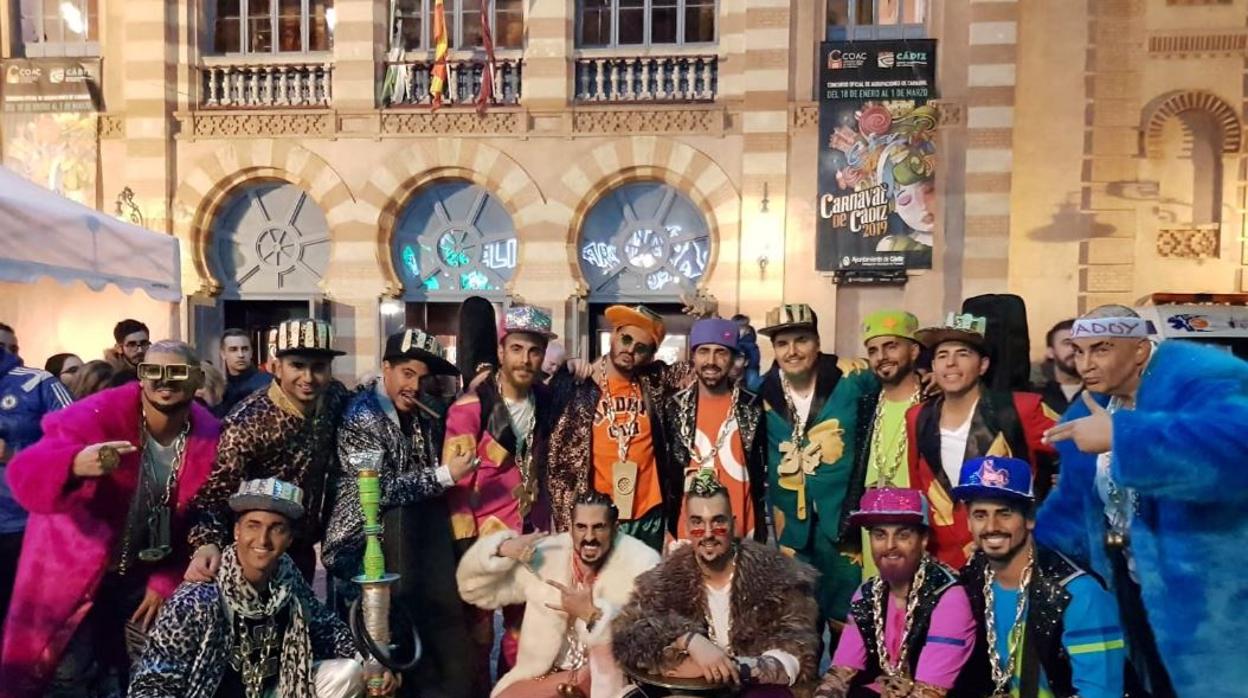 La chirigota sevillana «Daddy Cadi» frente al Teatro Falla de Cádiz