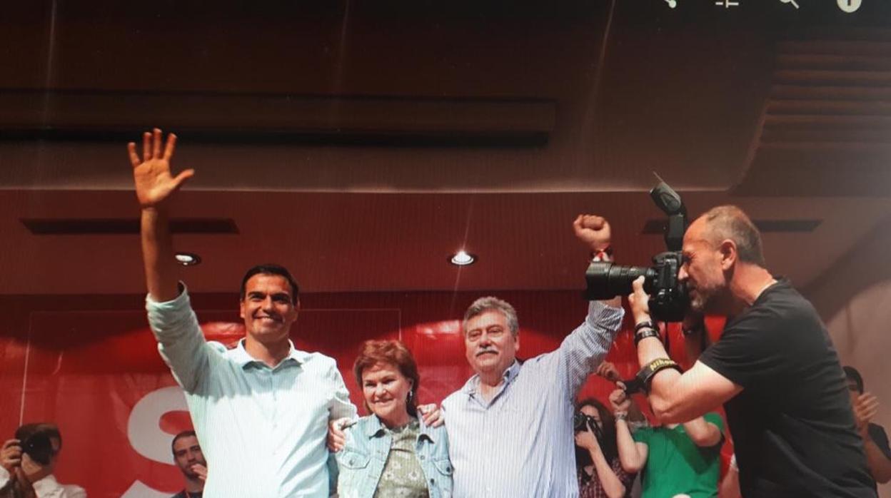 Pedro Sánchez, Carmen Calvo y Alfredo Catalán, durante el acto de la campaña de las primarias en Linares