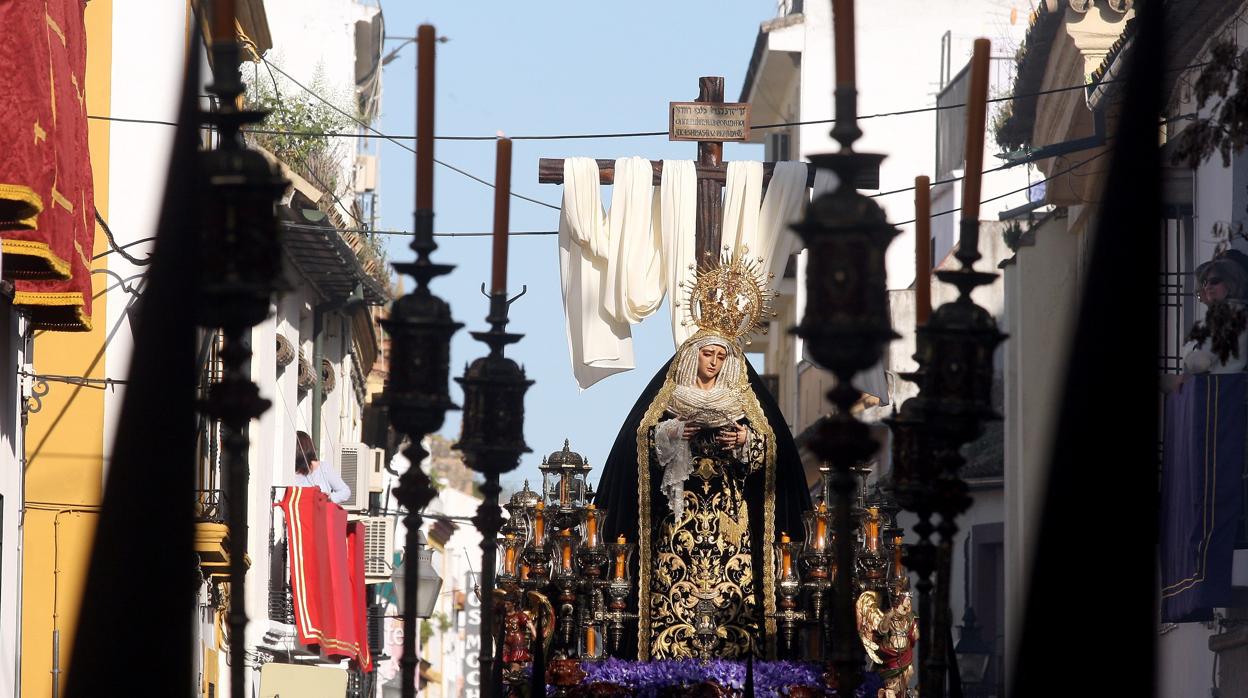 María Santísima de la Soledad durante su salida procesional el Viernes Santo en Córdoba