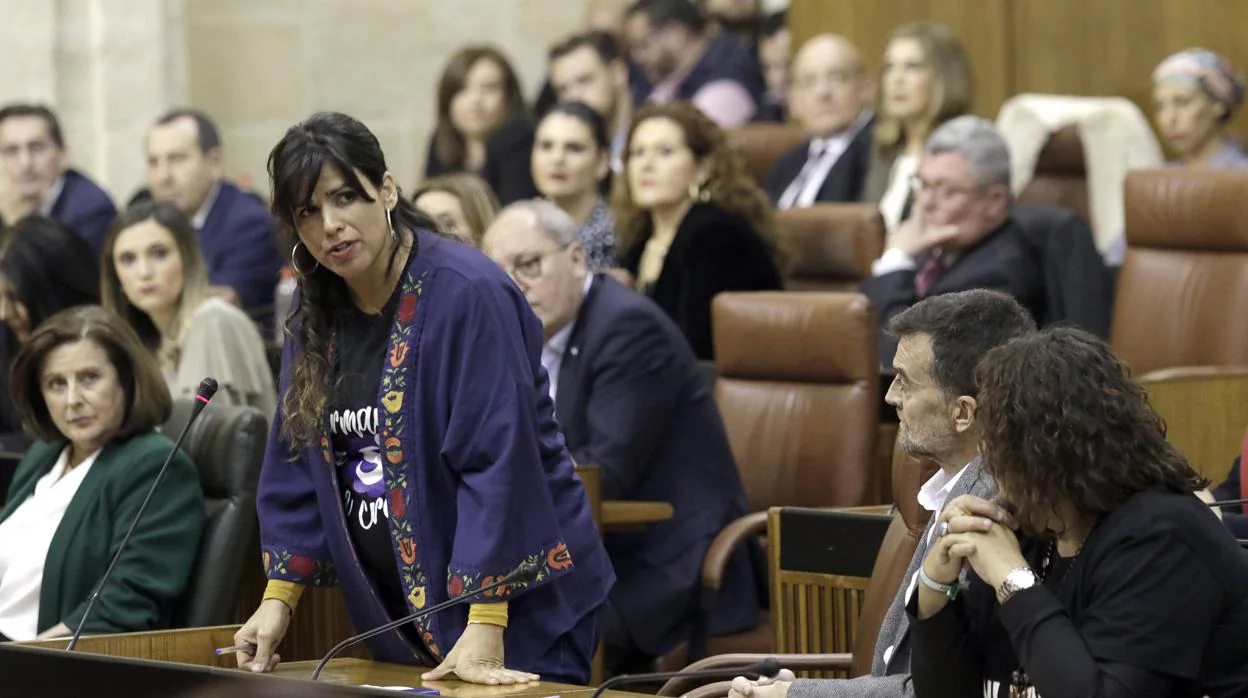 Teresa Rodríguez interviene en uno de los plenos del Parlamento luciendo una camiseta con un lema feminista