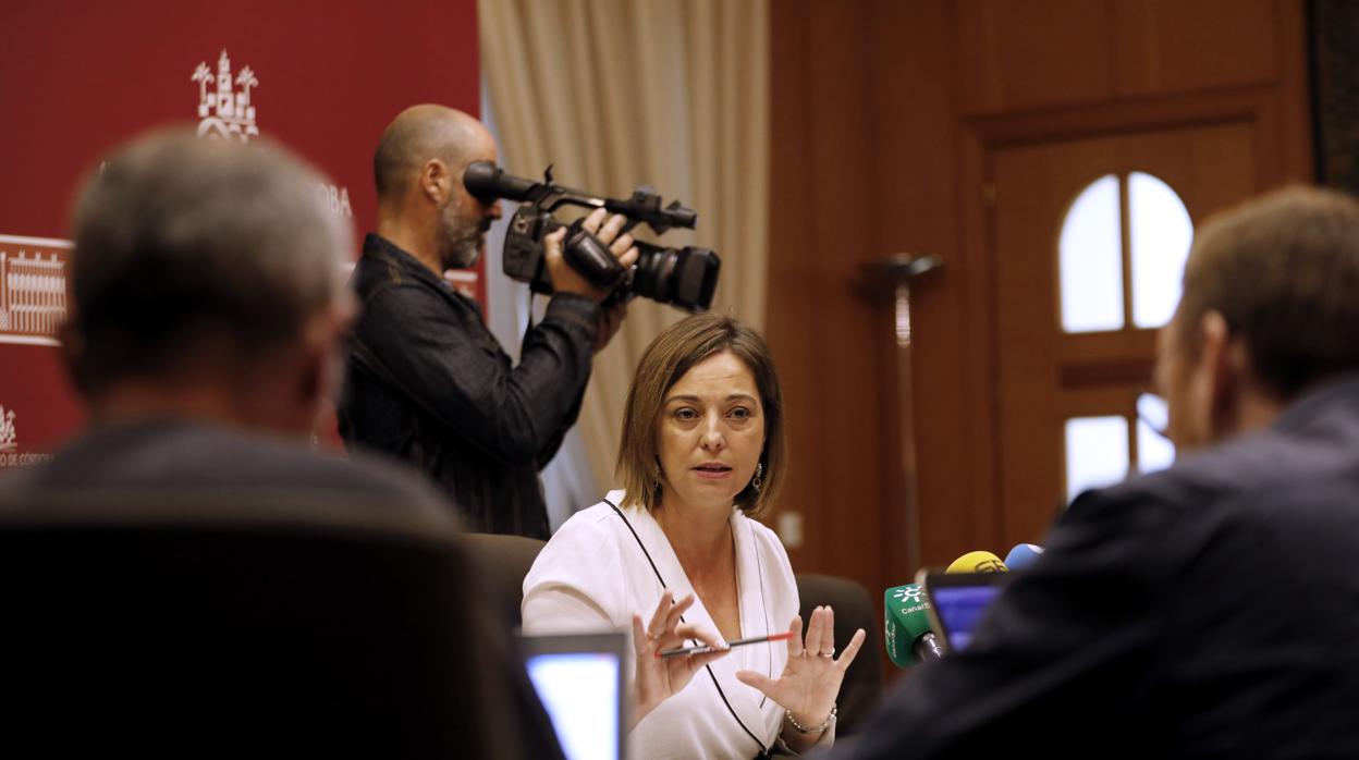 La alcaldesa en una rueda de prensa en el Ayuntamiento