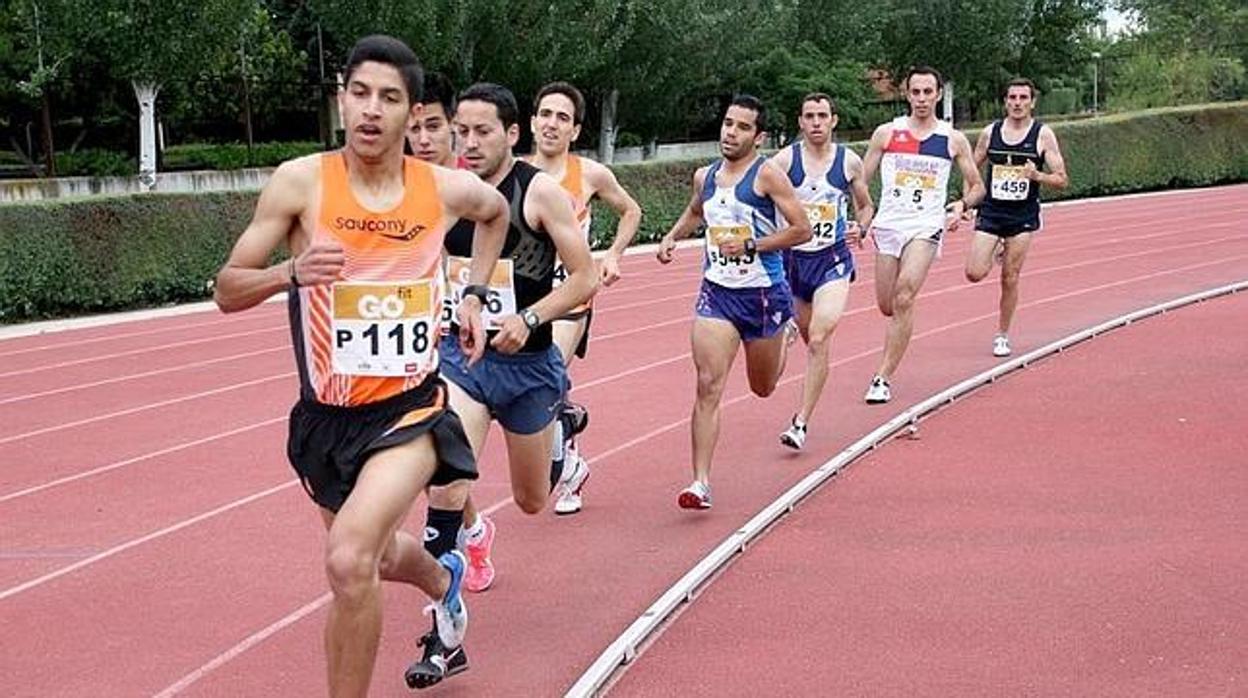 Atletas durante una carrera