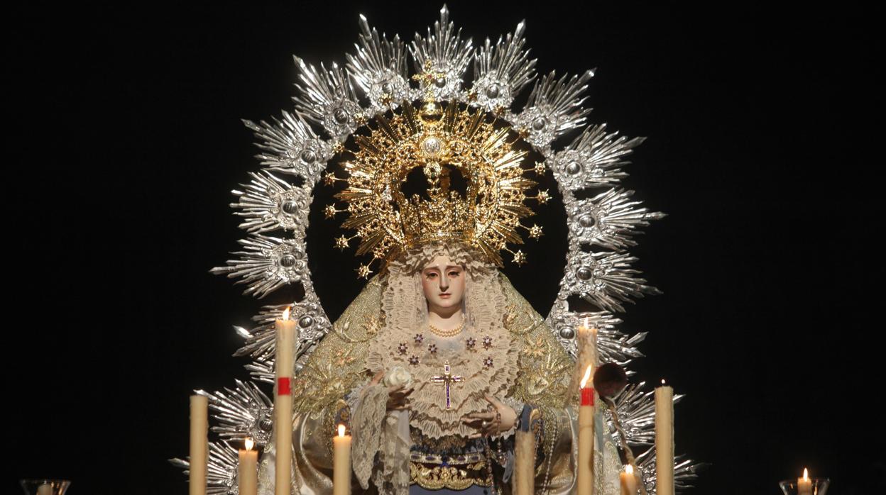 Nuestra Señora de los Dolores y del Rayo durante su salida procesional el Sábado Santo