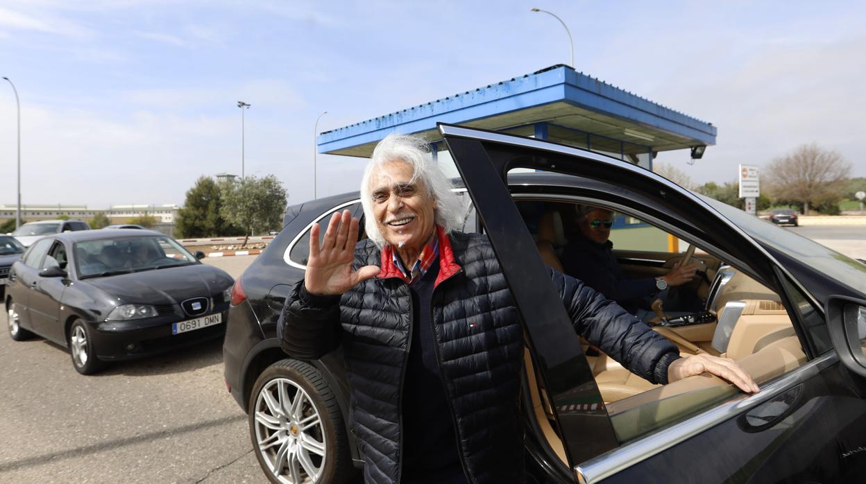 Rafael Gómez se baja del coche familiar para saludar a los periodistas congregados en la Prisión de Córdoba