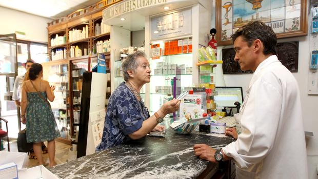 ¿En qué se diferencian la subasta de medicamentos y la central de compras que ahora prefiere la Junta de Andalucía?