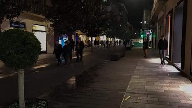 La calle Cruz Conde de Córdoba, a oscuras en plena tarde