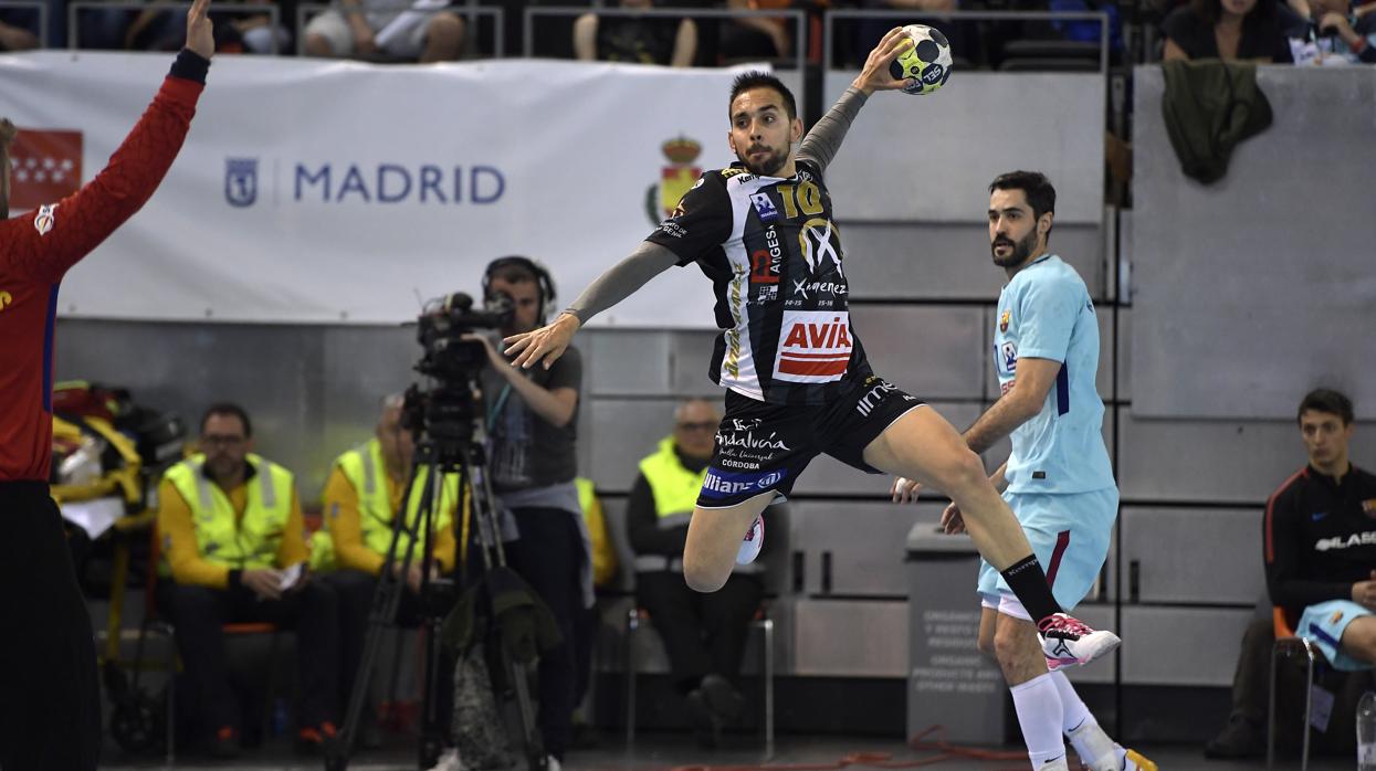 José Cuenca lanza a portería en la semifinal del Ximénez ante el Barça en la última Final-8