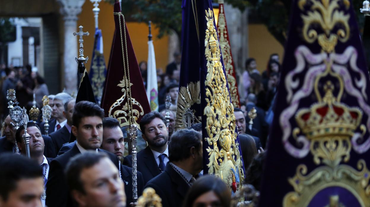 Representantes de distintas hermandades durante el vía crucis de la Agrupación de Cofradías de Córdoba