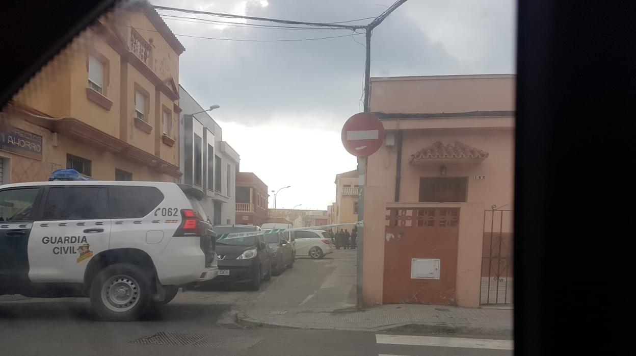 Imagen del vehículo de la Guardia Civil y de los agentes, al fondo.