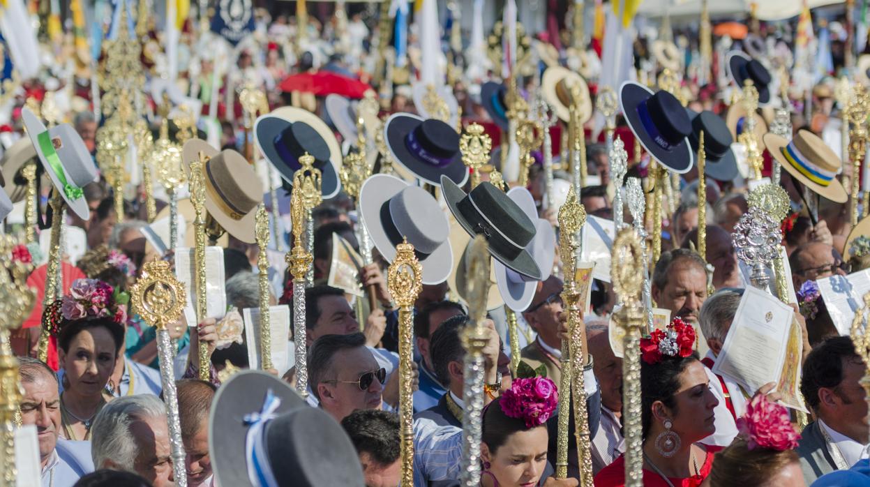 Los romeros se protegen del sol en la Misa Pontifical de la pasada Romería del Rocío 2018