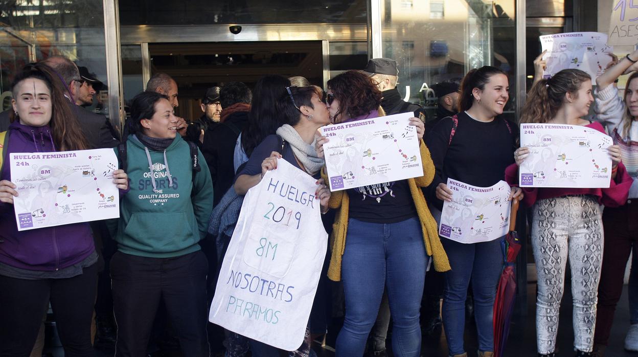 A la puerta del hotel se manifestaron radicales feministas en contra del acto