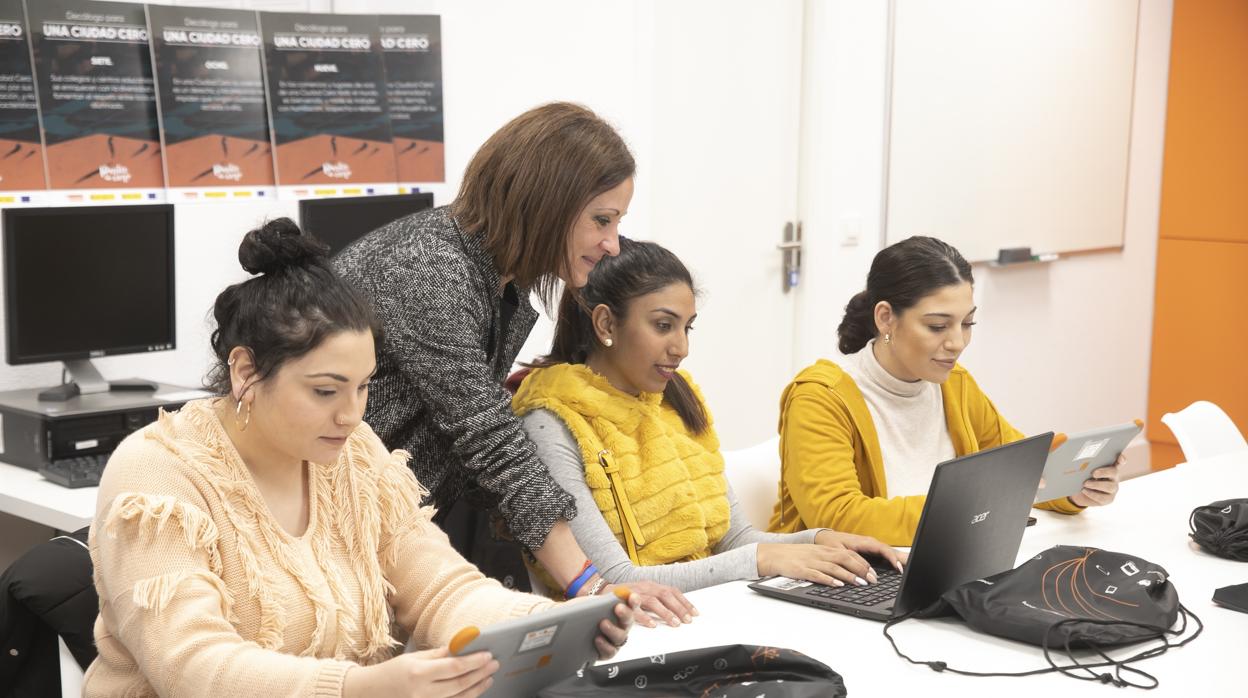 Algunas de las alumnas del curso, navegando con los portátiles y tabletas del aula digital