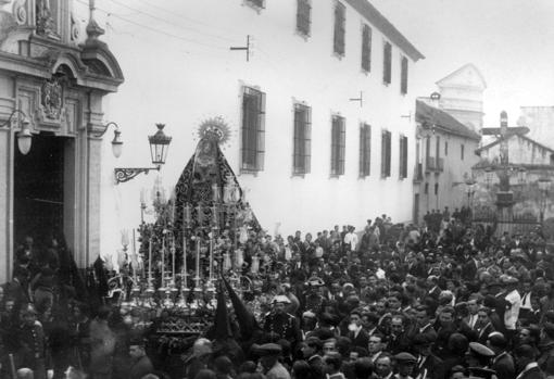 Una fotografía próxima en el tiempo: la Virgen de los Dolores el Viernes Santo probablemente de 1925, con el paso de una forma muy similar