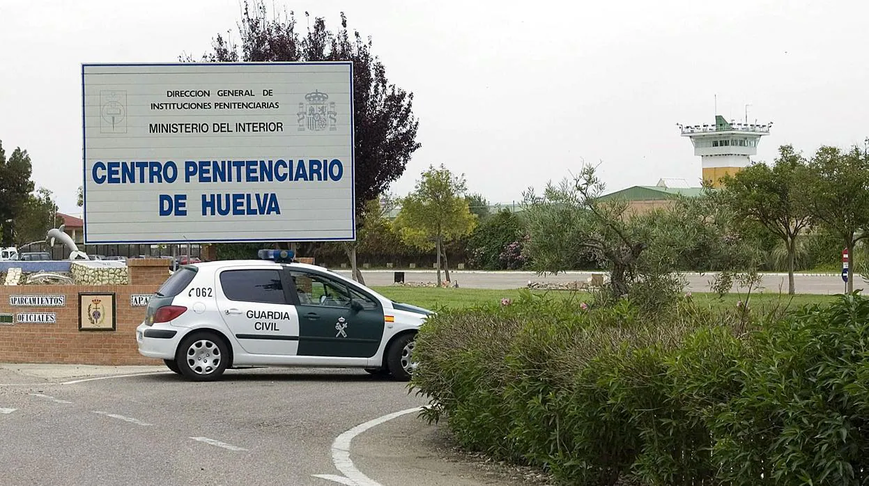 Acceso al centro penitenciario de Huelva