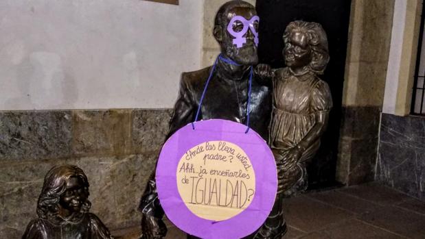 El colegio Nuestra Señora de la Piedad de Córdoba pide «respeto» para el Padre Cosme tras la agresión del 8-M