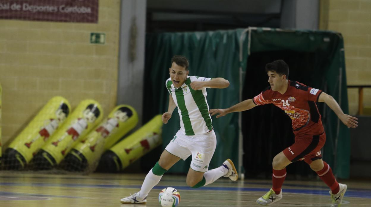 Koseky disputando un balón ante Isma