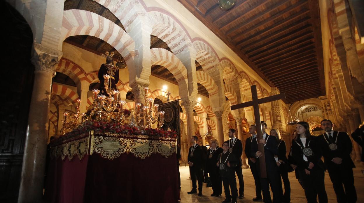 El Señor del Perdón, en el interior de la Catedral de Córdoba