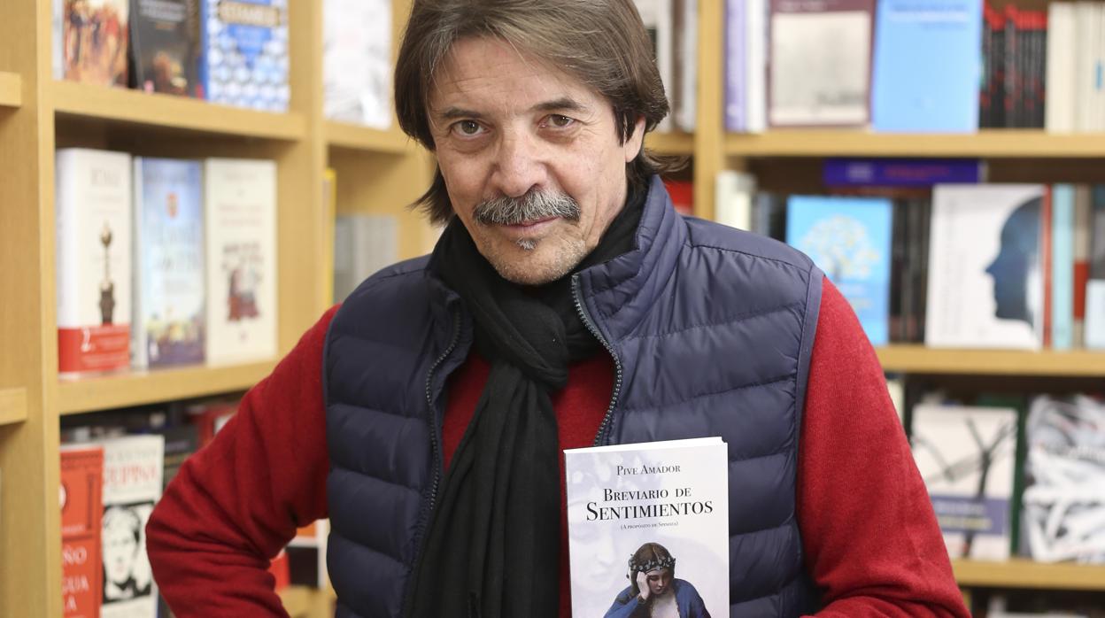 Amador con su libro reciente durante la entrevista