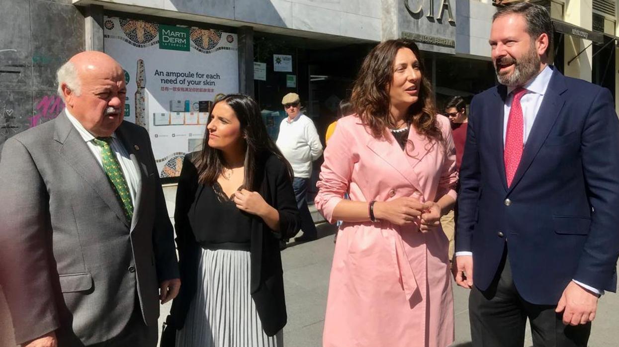 Loles López junto a otros cargos del PP en Córdoba, este sábado