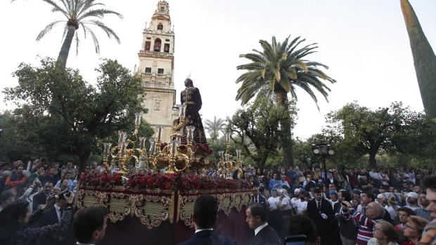 El Señor del Perdón anuncia en el Vía Crucis de Córdoba la cercanía del nacimiento de la Semana Santa