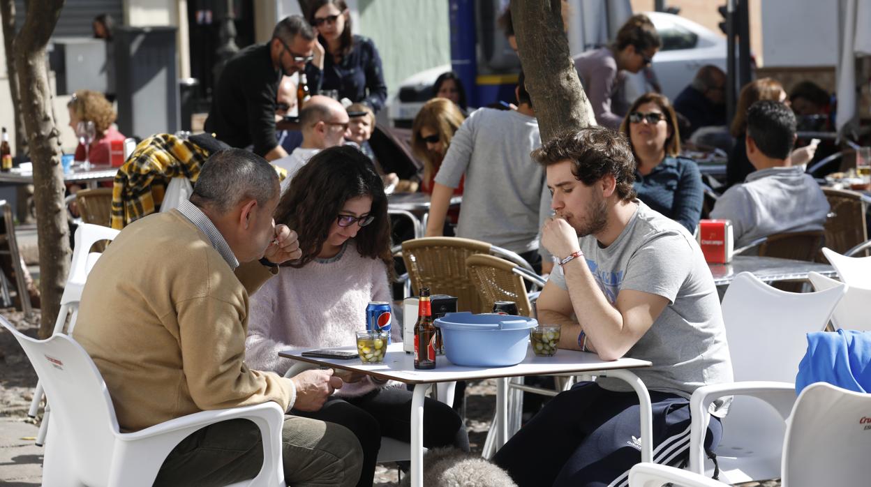 Un grupo de cordobeses comen caracoles en una terraza soleada