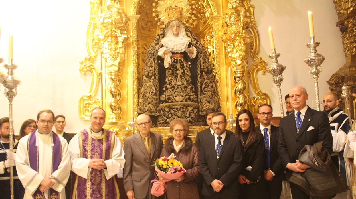 La Virgen de la Amargura, en su retablo barroco y dorado, tras el acto de bendición